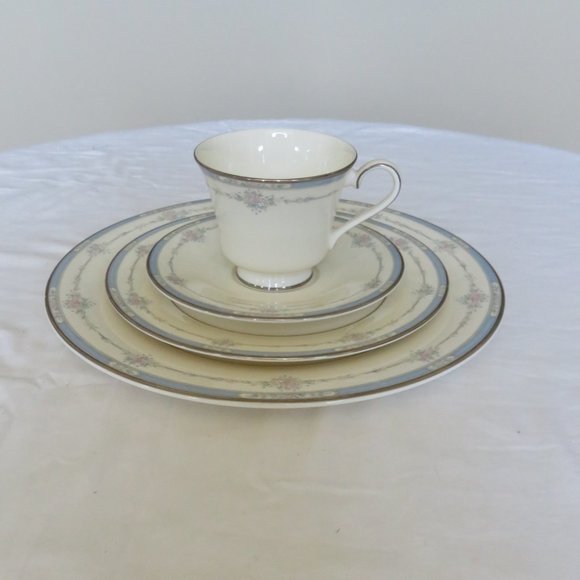 Royal Doulton fine china started set made in England - Picture 6 of 8